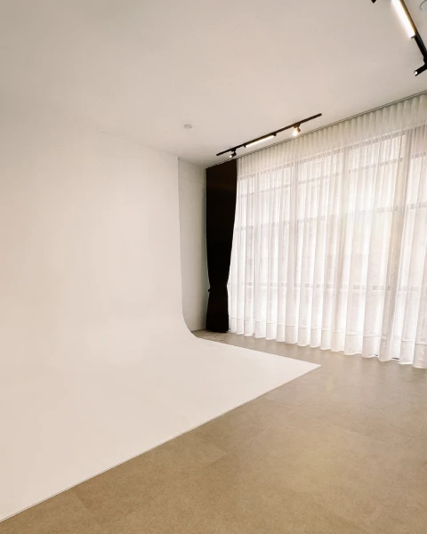 Studio Lounge - cenário com fundo infinito e iluminação natural